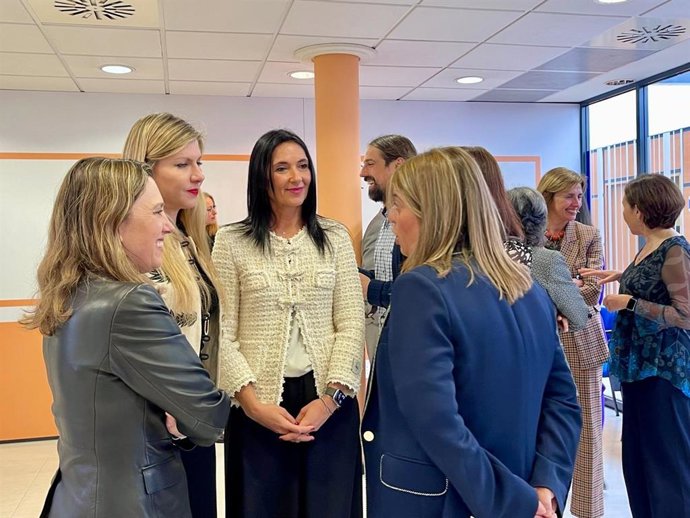 La presidenta de la FADE, María Calvo, junto a la vicepresidenta del Principado, Gimena Llamedo, y participantes en el programa 'Ella Lidera'.