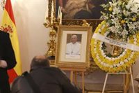 Llegan los primeros ciudadanos a la Nunciatura para dar el pésame: "Ha dejado el listón muy alto"