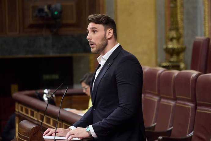 Archivo - El diputado del PSOE en el Congreso, Víctor Gutiérrez, durante una sesión plenaria, en el Congreso de los Diputados, a 18 de junio de 2024, en Madrid (España). 