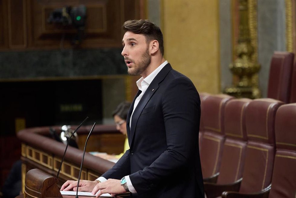 Archivo - El diputado del PSOE en el Congreso, Víctor Gutiérrez, durante una sesión plenaria, en el Congreso de los Diputados, a 18 de junio de 2024, en Madrid (España). 