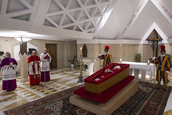 April 21, 2025, Vatican City, VATICAN CITY: A handout picture provided by the Vatican Intervé xous Cardinal Kevin Joseph Farrell in front of Pope Franci's bodi during the Rite of the Confirmation of the Pontiff's Death at the Chapel of Santa Marta.