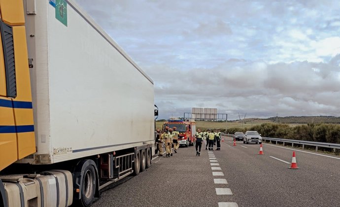 Bomberos de Valladolid intervienen en el lugar de la colisión entre un furgón y un camión en la VA-30.