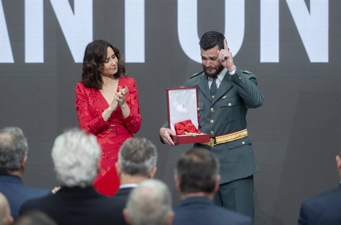 Archivo - La presidenta de la comunidad de Madrid, Isabel Díaz Ayuso, entrega el reconocimiento al agente de la Guardia Civil, José Antonio Rosa Alcocer, que recoge un miembro de la Benemérita, durante la entrega de Grandes Cruces de la Orden del Dos de M