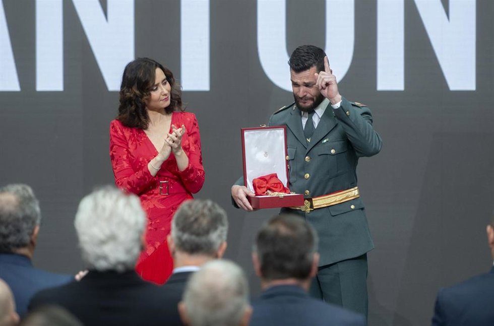 Archivo - La presidenta de la comunidad de Madrid, Isabel Díaz Ayuso, entrega el reconocimiento al agente de la Guardia Civil, José Antonio Rosa Alcocer, que recoge un miembro de la Benemérita, durante la entrega de Grandes Cruces de la Orden del Dos de