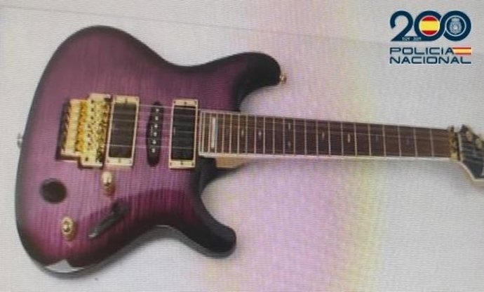 Guitarra robada al grupo Mojinos Escozíos en San Carlos del Valle.