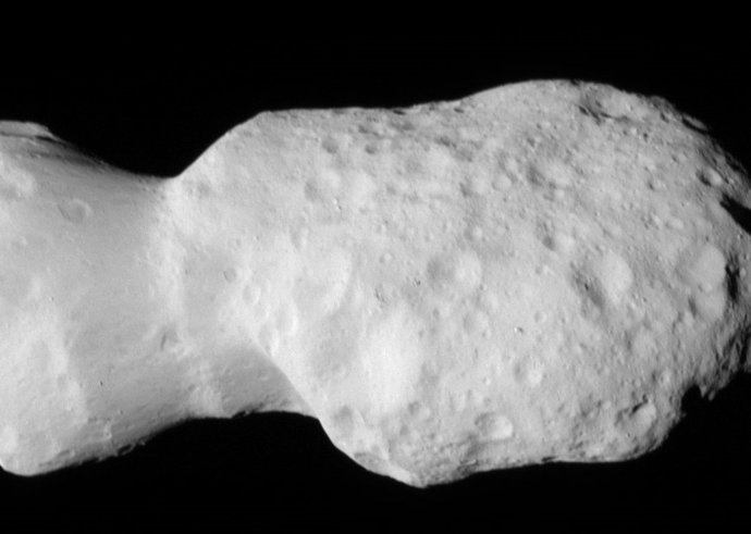 El asteroide Donaldjohanson visto por el sensor de imágenes de reconocimiento de largo alcance Lucy (L’LORRI) a bordo de la nave espacial Lucy de la NASA durante su sobrevuelo.
