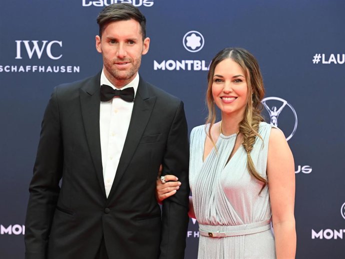 Rudy Fernández y Helen Lindes posan en el photocall de los Premios Laureus 2025