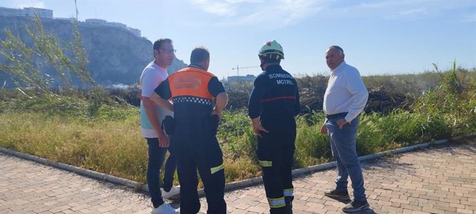 Continúan las labores de refresco del incendio en los terrenos hoteleros del TH1 de Salobreña (Granada).