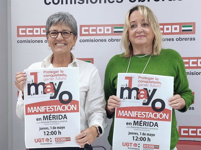 La secretaria general de UGT Extremadura, Patrocinio Sánchez, y la de CCOO Extremadura, Encarna Chacón, con el cartel de la manifestación del 1º de Mayo de 2025.