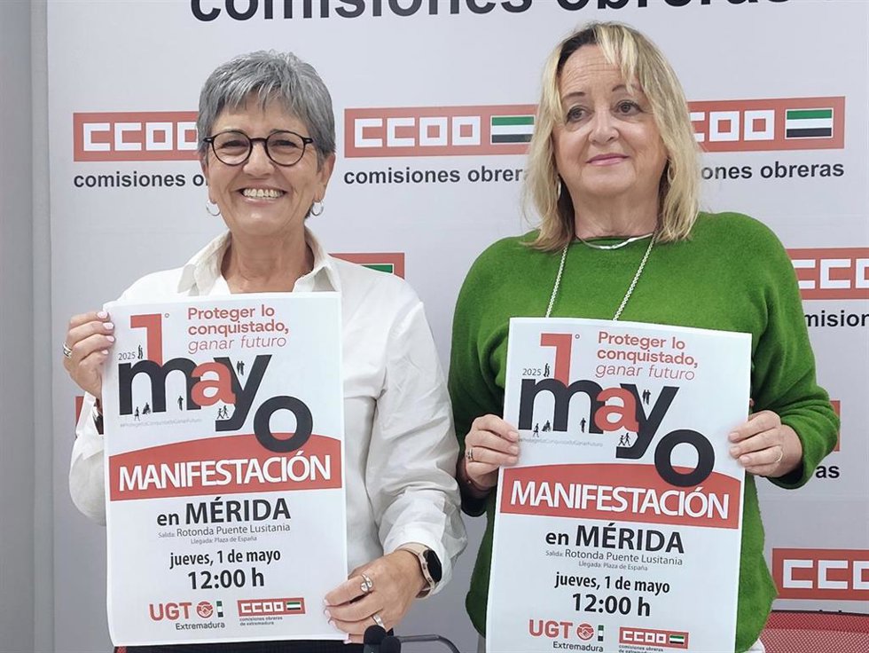 La secretaria general de UGT Extremadura, Patrocinio Sánchez, y la de CCOO Extremadura, Encarna Chacón, con el cartel de la manifestación del 1 de Mayo de 2025.