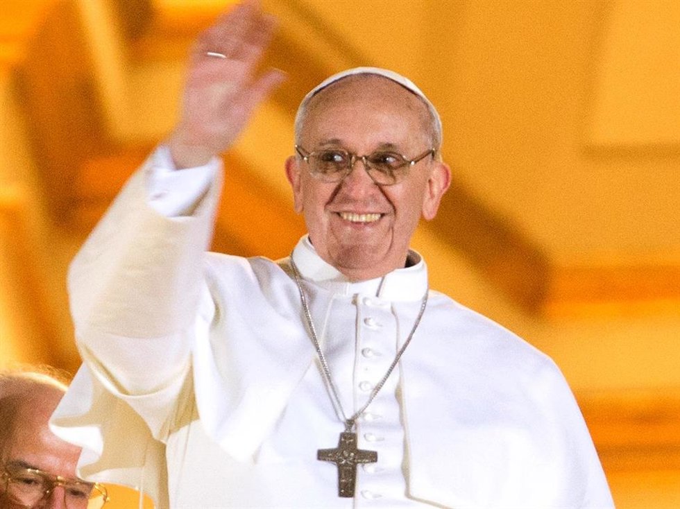 Archivo - El Papa Francisco saluda desde el balcón de la Basílica de San Pedro en la que fue su primera aparción tras ser designado nuevo Pontífice.