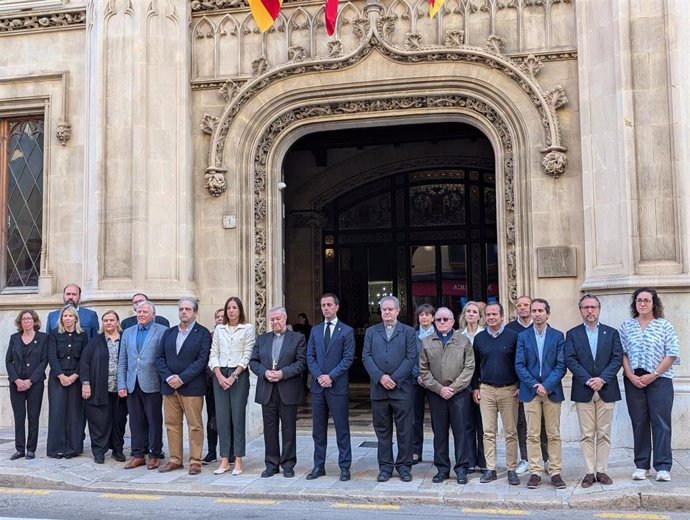 Minuto de silencio en memoria del papa Francisco frente al Consell de Mallorca
