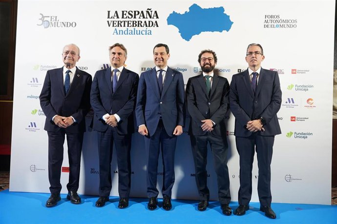 Juanma Moreno, en el centro, este martes en Málaga