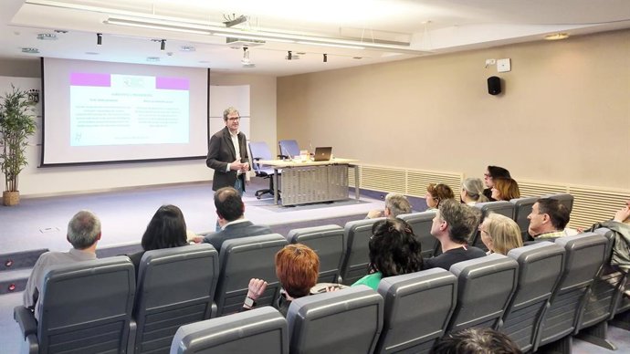 Gorka Urtaran Gizarte Politiken foru diputatua protokoloa aurkezten Gizarte Ongizaterako Foru Erakundeko langileei