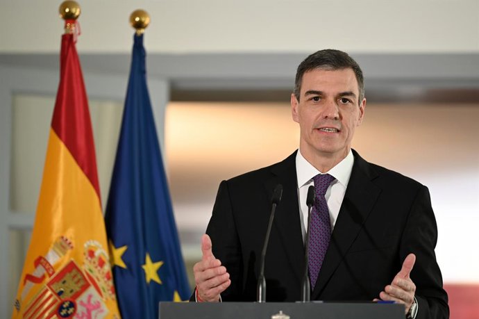 11 de abril de 2025, Espanha, Pequim: Pedro Sanchez, primeiro-ministro da Espanha, fala com jornalistas durante sua visita a Pequim. O chefe de governo espanhol enfatizou a necessidade de estreitar as relações econômicas com a China. Foto: Johannes Neudec