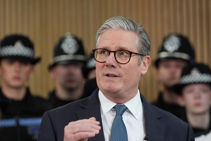 10 de abril de 2025, Reino Unido, Huntingdon: O primeiro-ministro do Reino Unido, Keir Starmer, discursa durante uma visita à sede da polícia de Cambridgeshire, em Huntingdon, enquanto o governo trabalhista revela o plano para restaurar a confiança no pol