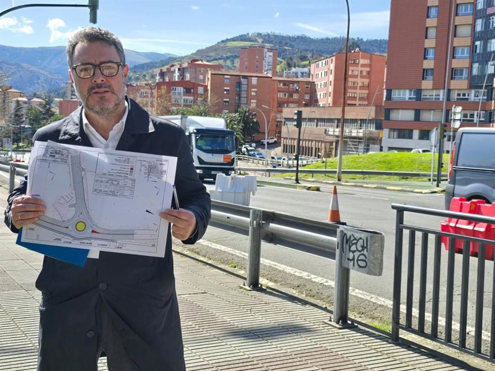 Jon Andoni Uria en la zona donde se creará la rotonda en Cruces.