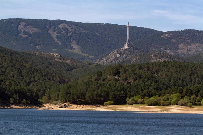 Archivo - La cruz del Valle de Cuelgamuros desde el embalse de La Jarosa,  a 21 de abril de 2023, en Guadarrama, Madrid (España). 