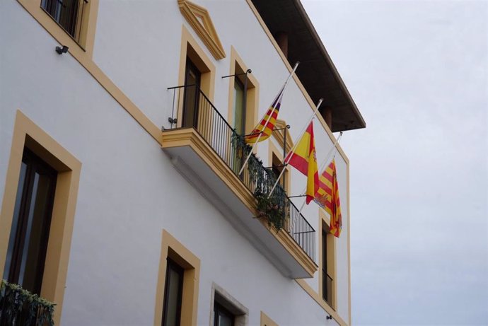 Banderas a media asta en instituciones de Ibiza en señal de duelo por la muerte del papa Francisco.
