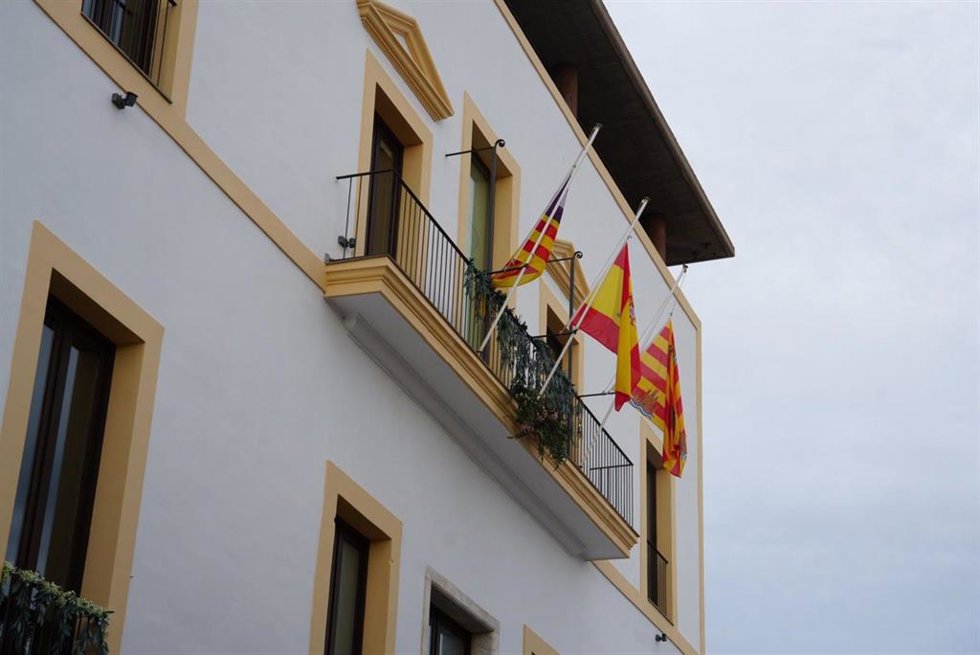Banderas a media asta en instituciones de Ibiza en señal de duelo por la muerte del papa Francisco.