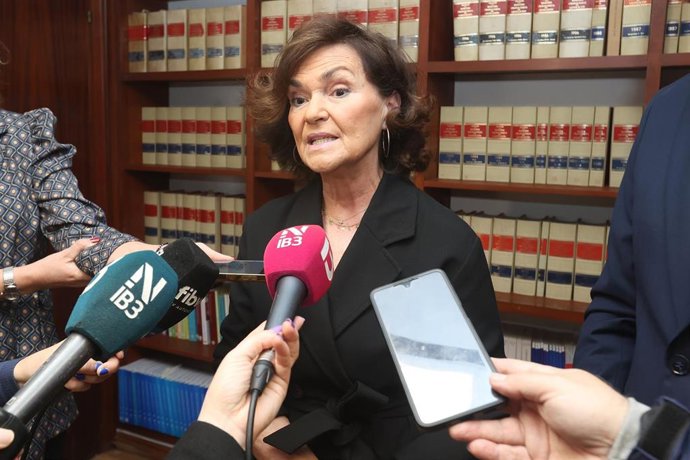 La presidenta del Consejo de Estado, Carmen Calvo, atiende a los medios de comunicación durante una visita el Consejo Consultivo de Baleares, a 25 de marzo de 2025, en Palma de Mallorca, Mallorca, Baleares (España). 