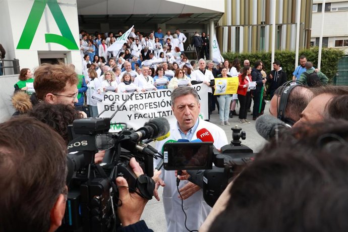 Archivo - Concentración de médicos ante el Hospital Macarena de Sevilla contra la propuesta de Estatuto Marco del Ministerio de Sanidad. A 05 de marzo de 2025, en Sevilla.