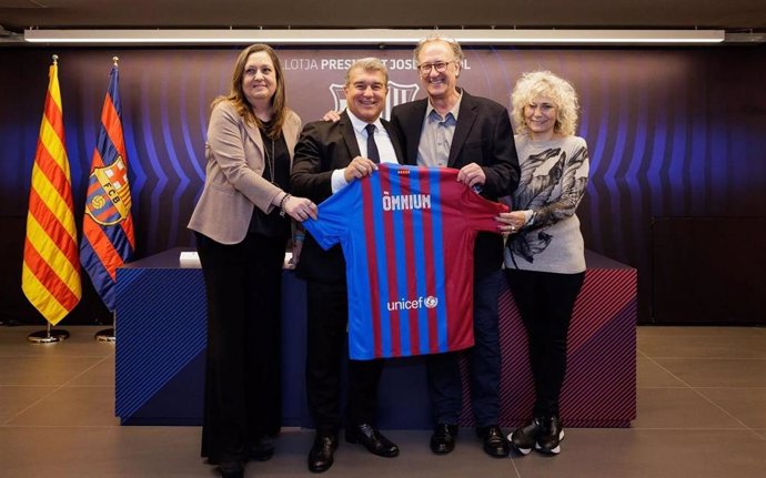 De izquierda a derecha; la vicepresidenta del FC Barcelona Elena Fort, el presidente del FC Barcelona, Joan Laporta, el presidente de Òmnium, Xavier Antich, y la vocal de Òmnium Mònica Terribas