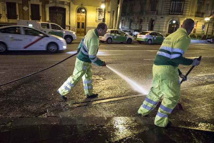 Archivo - Trabajadores de limpieza en las calles de Madrid