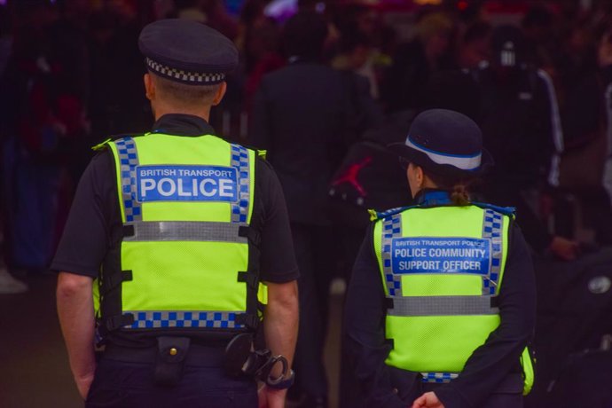17 de abril de 2025, Londres, Inglaterra, Reino Unido: A Polícia de Transporte Britânica atualizou sua política de revista de pessoas trans presas nas ferrovias do Reino Unido após a decisão da Suprema Corte sobre mulheres, o que significa que as mulheres