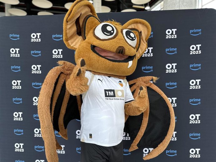 Archivo - La mascota del Valencia CF, el murciélago Amunt, ganadora en 2023 de LaLiga de las Mascotas