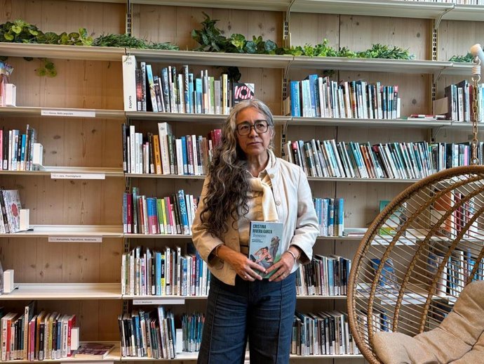 La escritora Cristina Rivera Garza, con su último libro ‘Terrestre’, en la rueda de prensa antes del Pregón de la Lectura de Sant Jordi, que organiza el Ayuntamiento de Barcelona.