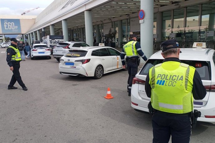 Levantan cuatro actas por varias infracciones en una inspección de taxis y VTC en Palma.