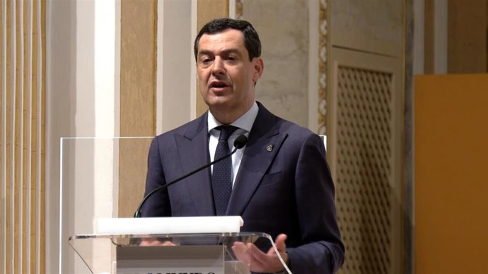 El presidente de la Junta de Andalucía, Juanma Moreno, en el foro 'La España vertebrada' con motivo del 35 aniversario del diario 'El Mundo'.