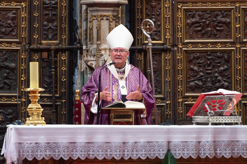 Archivo - El señor arzobispo de Toledo Don Francisco Cerró oficia oficiando misa en la Catedral de Toledo.