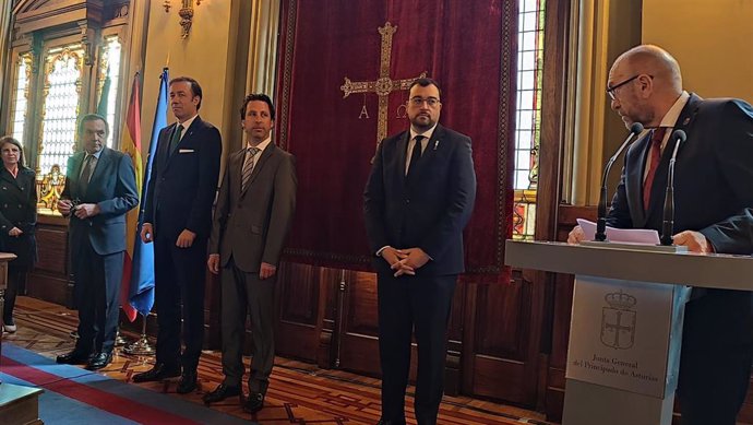 Toma de posesión del síndico mayor y los síndicos de la Sindicatura de Cuentas en la Junta General del Principado de Asturias.
