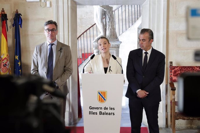 La presidenta del Govern, Marga Prohens, con los consellers de Economía, Hacienda e Innovación y de Educación y Universidades, Antoni Costa y Antoni Vera, respectivamente, en declaraciones en el Consolat de Mar.