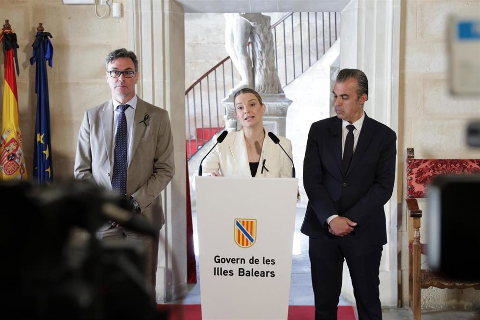 La presidenta del Govern, Marga Prohens, con los consellers de Economía, Hacienda e Innovación y de Educación y Universidades, Antoni Costa y Antoni Vera, respectivamente, en declaraciones en el Consolat de Mar.