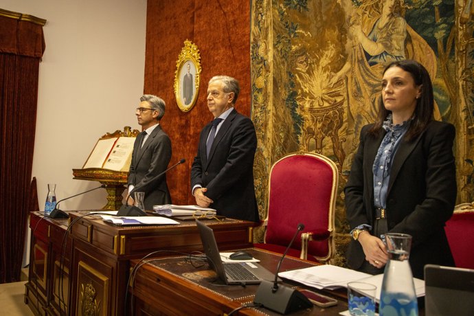 Salvador Fuentes (centro), preside una sesión del Pleno.