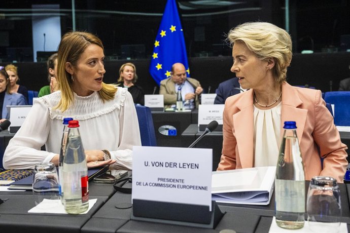 Archivo - Les presidentes de la Comissió Europea, Ursula von der Leyen, i del Parlament Europeu, Roberta Metsola