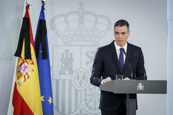 O Presidente do Governo, Pedro Sánchez, aparece no Palácio Moncloa, em 22 de abril de 2025, em Madri (Espanha). O Primeiro-Ministro anunciou o aumento dos gastos com defesa comprometidos com a OTAN para atingir 2% do PIB. Sán