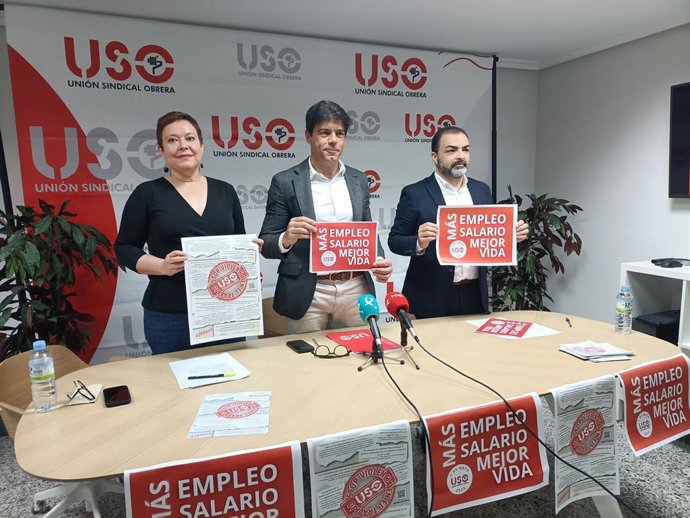 La secretaria de Acción Sindical, Ana García, el secretario general de USO, Joaquín Pérez, y el secretario general de USO Extremadura, Luis Manurl Gil, presentan la manifestación del 1º de Mayo que se hará en Cáceres