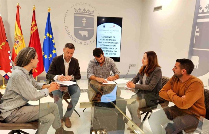El alcalde y el secretario de la Fundación Regeneration Academy, con sede en La Junquera, han suscrito el acuerdo para formar a los agentes implicados y elaborar un plan territorial