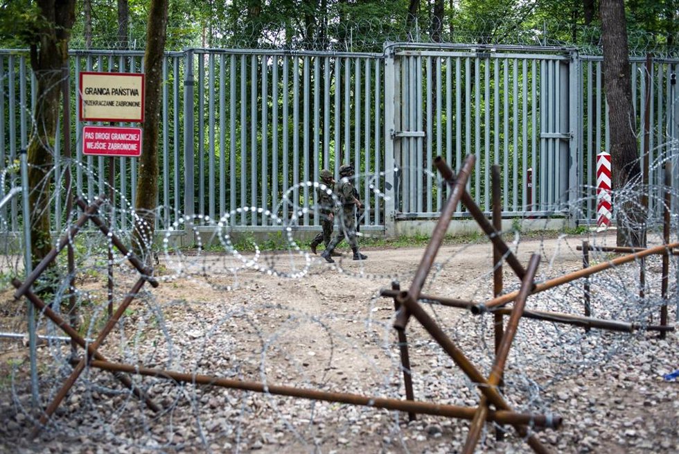 Archivo - Agentes fronterizos polacos patrullan por la frontera de Bielorrusia.