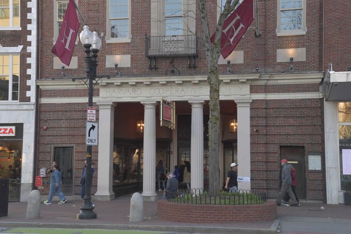 20 de abril de 2025, Cambridge, Ma, EUA: Cenas da Universidade de Harvard e da Harvard Square com estudantes e pedestres