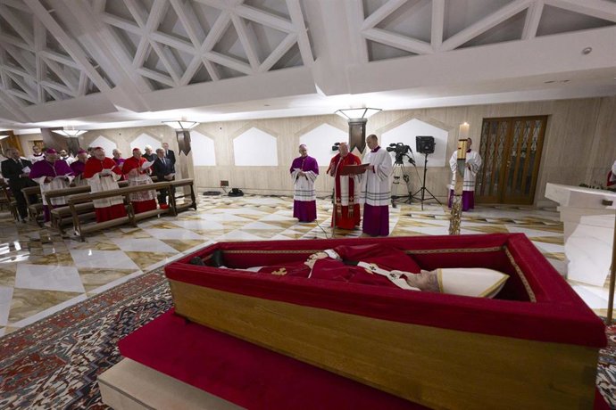 Primeras imágenes distribuidas por Vaticano del féretro del Papa Francisco en la capilla de Santa Marta
