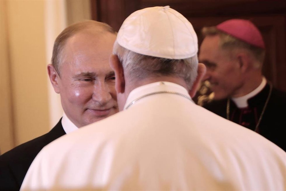 Archivo - El presidente de Rusia, Vladimir Putin, en una reunión con el Papa Francisco en 2019