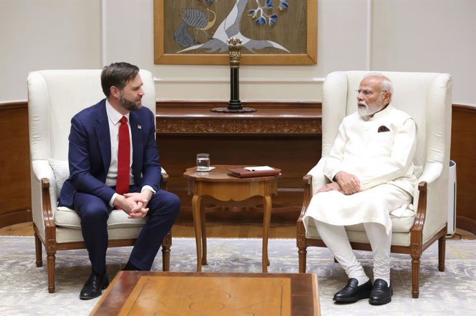 O vice-presidente dos EUA, JD Vance, com o primeiro-ministro da Índia, Narendra Modi.