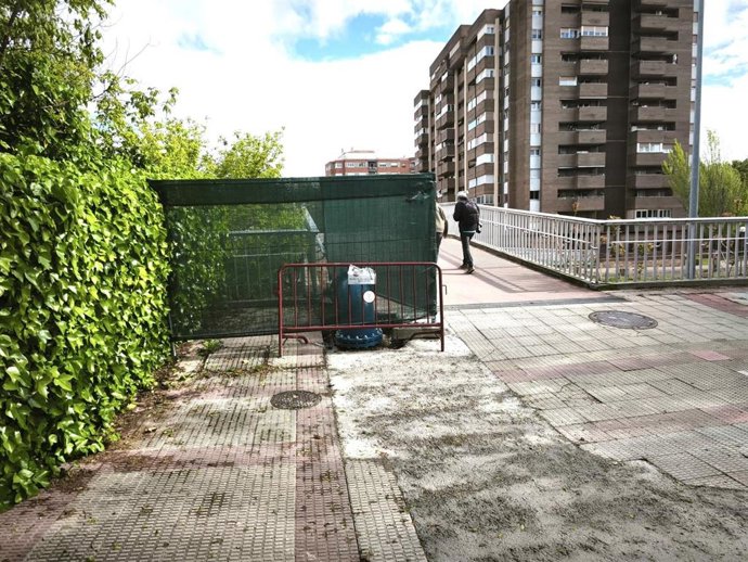 Una nueva conducción sobre la pasarela de Divino Maestro a Duques de Nájera mejora el abastecimiento de agua en Logroño