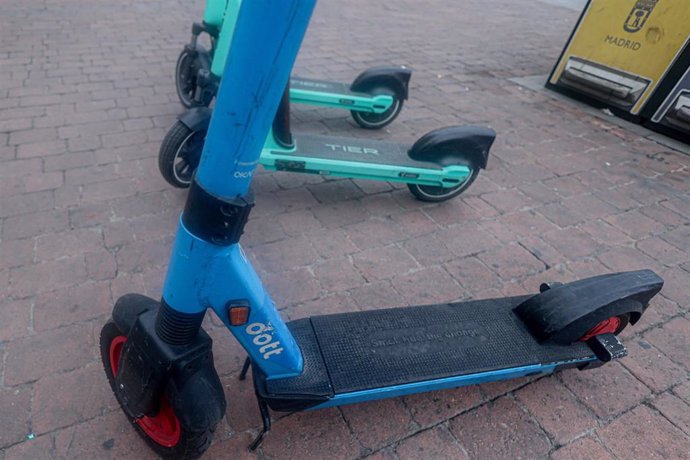 Archivo - Tres patinetes eléctricos, a 7 de septiembre de 2024, en Madrid (España). Almeida informó el pasado jueves, 5 de septiembre, de que el Ayuntamiento de Madrid revocará la autorización para los 6.000 patinetes de tres empresas que podían circular 