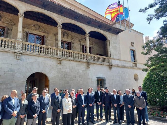 Minuto de silencio en memoria del papa Francisco frente al Consolat de Mar